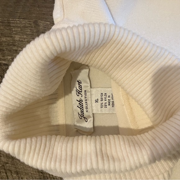 Judith Hart White Turtleneck Short Sleeve sweater - Picture 4 of 5